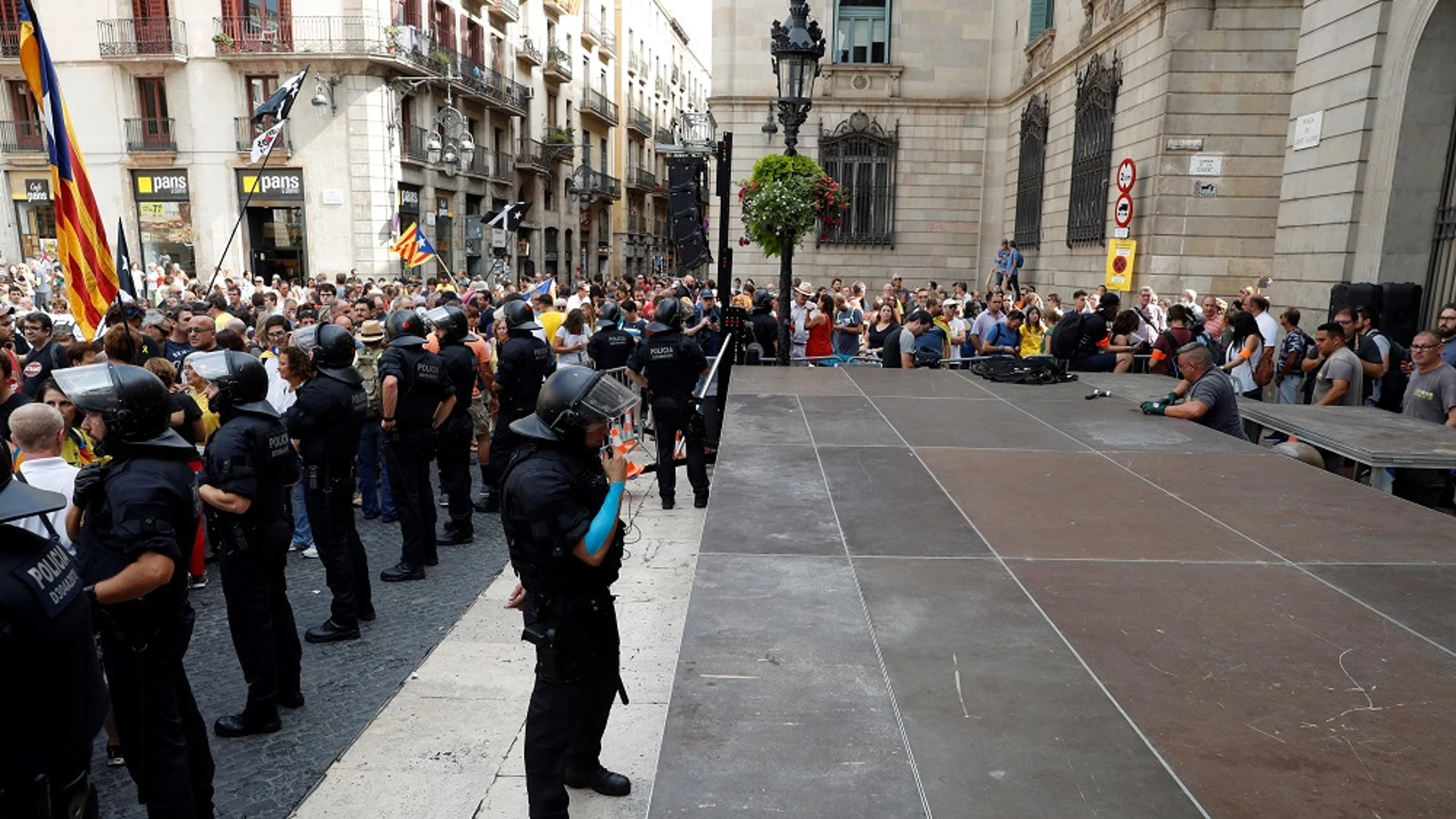 Efectivos de los Mossos d'Esquadra se interponen ante un grupo de soberanistas que se concentraron en la plaza de Sant Jaume