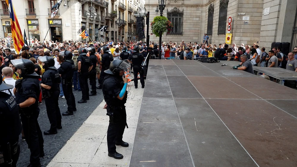 Efectivos de los Mossos d'Esquadra se interponen ante un grupo de soberanistas que se concentraron en la plaza de Sant Jaume