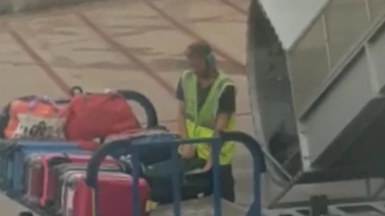 Trabajador del aeropuerto de Ibiza robando Trabajador del aeropuerto de Ibiza robando