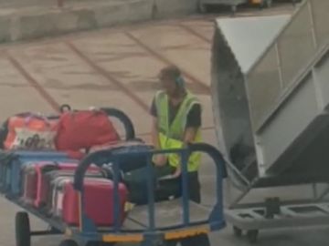 Trabajador del aeropuerto de Ibiza robando
