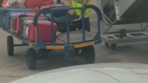 Trabajador del aeropuerto de Ibiza robando