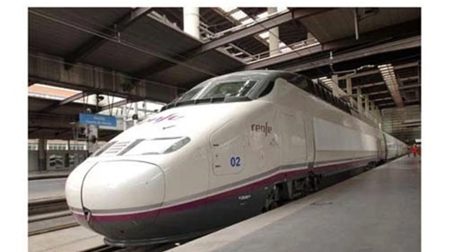 Imagen de archivo. Tren AVE de Renfe de la Serie 100