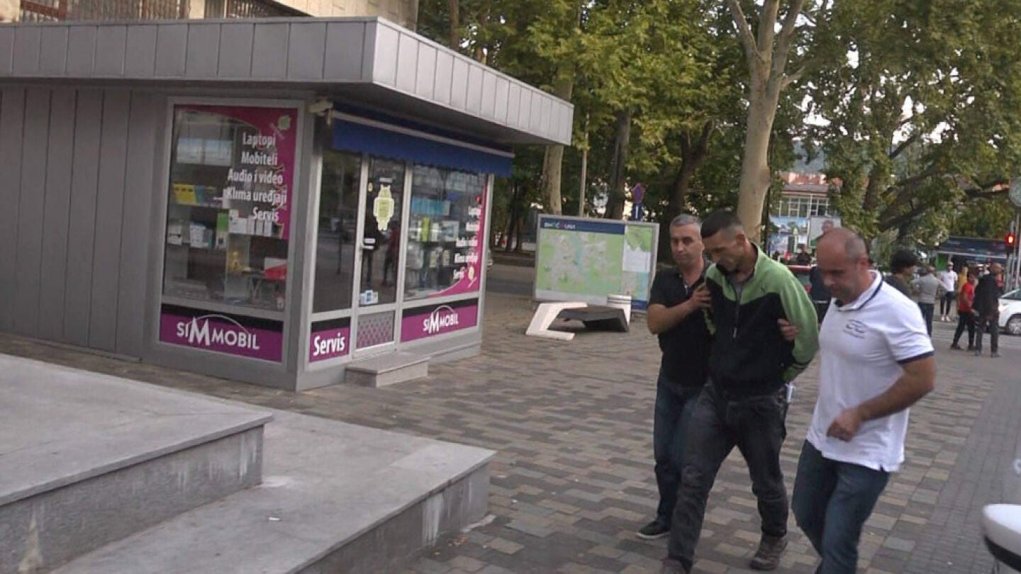 Agentes se lolevan arrestado al sospechoso de asesinar y comerse a su madre