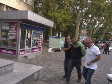 Agentes se lolevan arrestado al sospechoso de asesinar y comerse a su madre Agentes se lolevan arrestado al sospechoso de asesinar y comerse a su madre