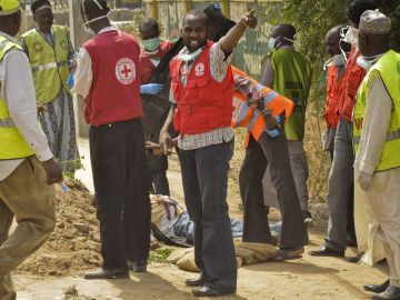 Miembros de la Cruz Roja y de la Agencia Nacional de Emergencias de Nigeria (NEMA), trasladando el cuerpo de una víctima, en la ciudad septentrional nigeriana de Kano Miembros de la Cruz Roja y de la Agencia Nacional de Emergencias de Nigeria (NEMA), trasladando el cuerpo de una víctima, en la ciudad septentrional nigeriana de Kano