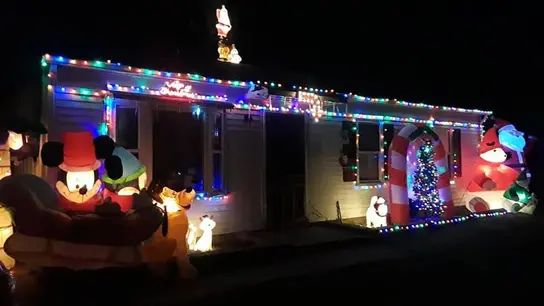 Casa de la familia Allen con los adornos de Navidad Casa de la familia Allen con los adornos de Navidad