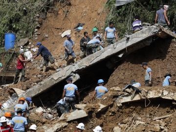 Tareas de rescate a mineros atrapados en Filipinas Tareas de rescate a mineros atrapados en Filipinas