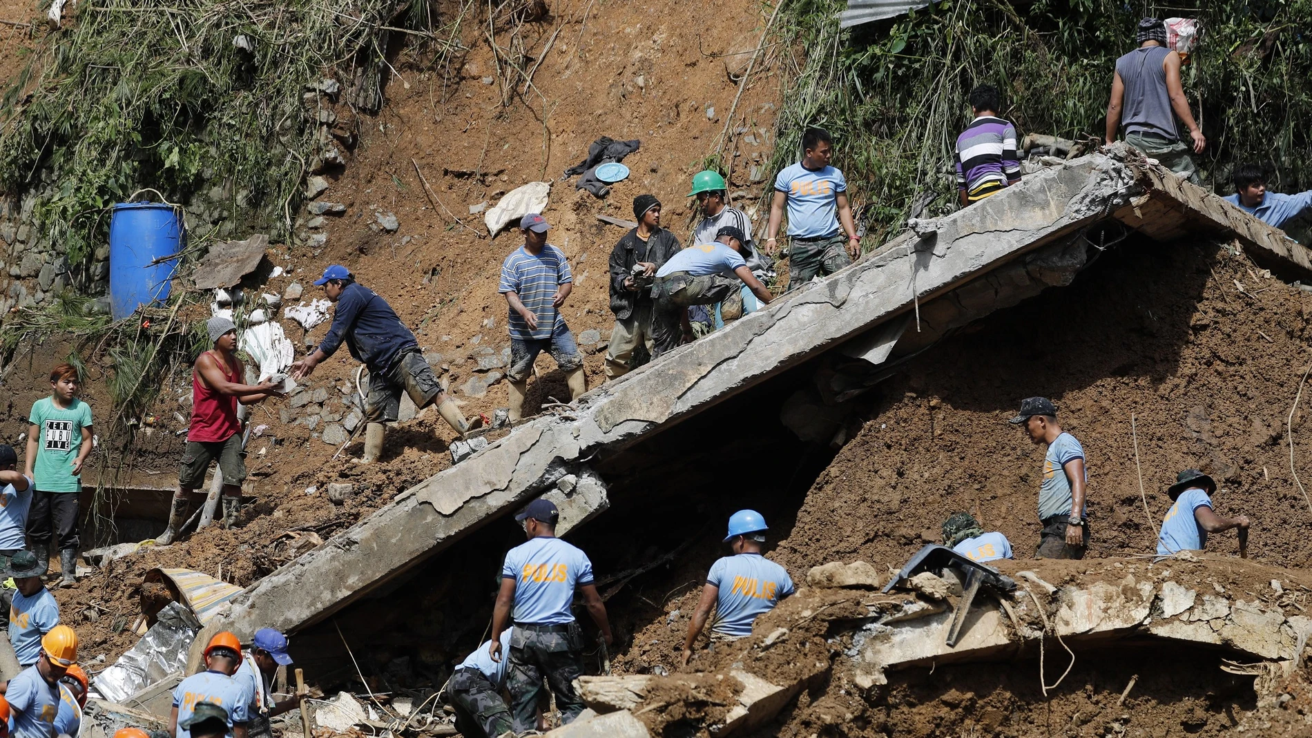 Tareas de rescate a mineros atrapados en Filipinas