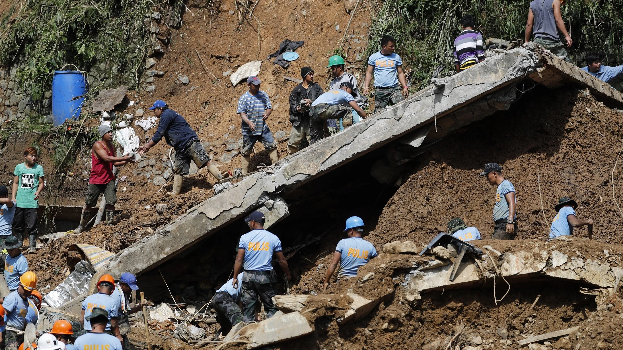 Tareas de rescate a mineros atrapados en Filipinas