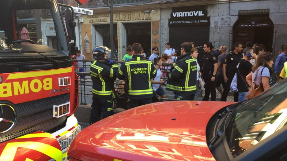 Viajeros saliendo del Metro de Príncipe de Vergara