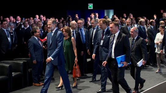 El Rey acompañado de la ministra de Energía, Agua, Medio Ambiente y Cambio Climático, Teresa Ribera, y del presidente del salón, Christopher Houdso El Rey acompañado de la ministra de Energía, Agua, Medio Ambiente y Cambio Climático, Teresa Ribera, y del presidente del salón, Christopher Houdso
