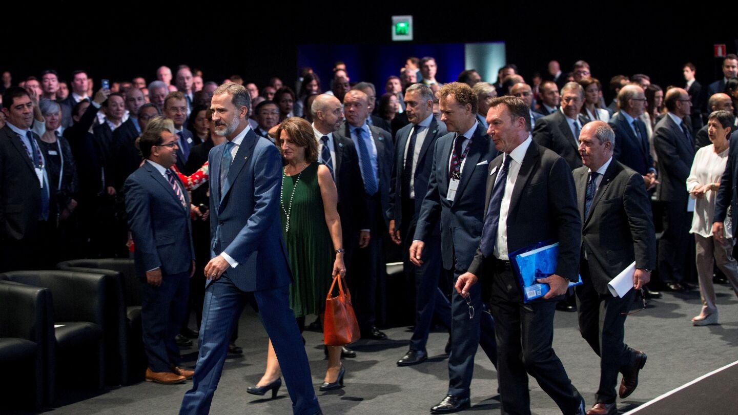 El Rey acompa&ntilde;ado de la ministra de Energ&iacute;a, Agua, Medio Ambiente y Cambio Clim&aacute;tico, Teresa Ribera, y del presidente del sal&oacute;n, Christopher Houdso