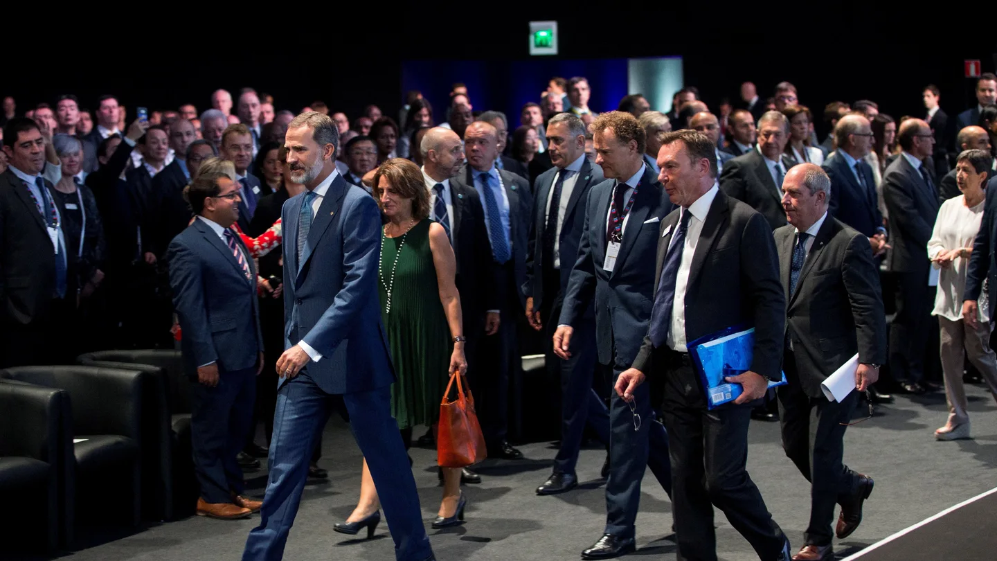 El Rey acompañado de la ministra de Energía, Agua, Medio Ambiente y Cambio Climático, Teresa Ribera, y del presidente del salón, Christopher Houdso El Rey acompañado de la ministra de Energía, Agua, Medio Ambiente y Cambio Climático, Teresa Ribera, y del presidente del salón, Christopher Houdso