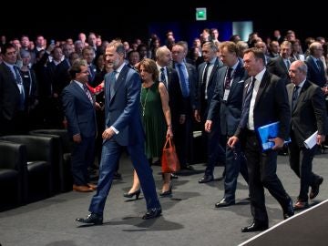 El Rey acompañado de la ministra de Energía, Agua, Medio Ambiente y Cambio Climático, Teresa Ribera, y del presidente del salón, Christopher Houdso El Rey acompañado de la ministra de Energía, Agua, Medio Ambiente y Cambio Climático, Teresa Ribera, y del presidente del salón, Christopher Houdso