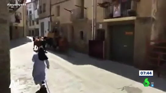 Con vara y capote en mano, así persigue a las vaquillas Sor Elsa, "la monja taurina" :"Si vas por la calle y la ves te sorprenderías" Con vara y capote en mano, así persigue a las vaquillas Sor Elsa, "la monja taurina" :"Si vas por la calle y la ves te sorprenderías"
