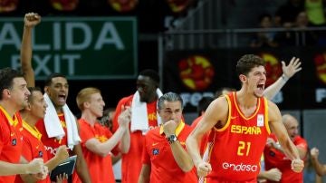 Oriol Paulí celebra la victoria con Sergio Scariolo al fondo