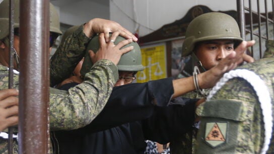 El exgeneral filipino Jovito Palparan es conducido al juzgado de Bulacan, al norte de Manila, para escuchar su sentencia.