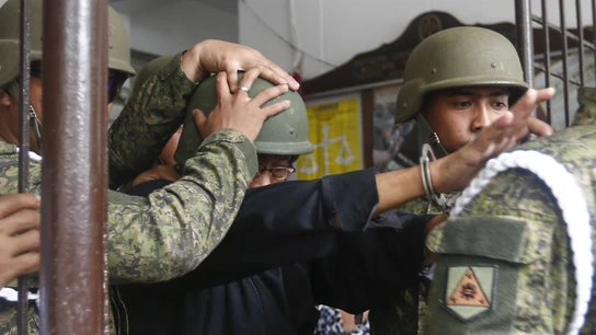 El exgeneral filipino Jovito Palparan es conducido al juzgado de Bulacan, al norte de Manila, para escuchar su sentencia. El exgeneral filipino Jovito Palparan es conducido al juzgado de Bulacan, al norte de Manila, para escuchar su sentencia.