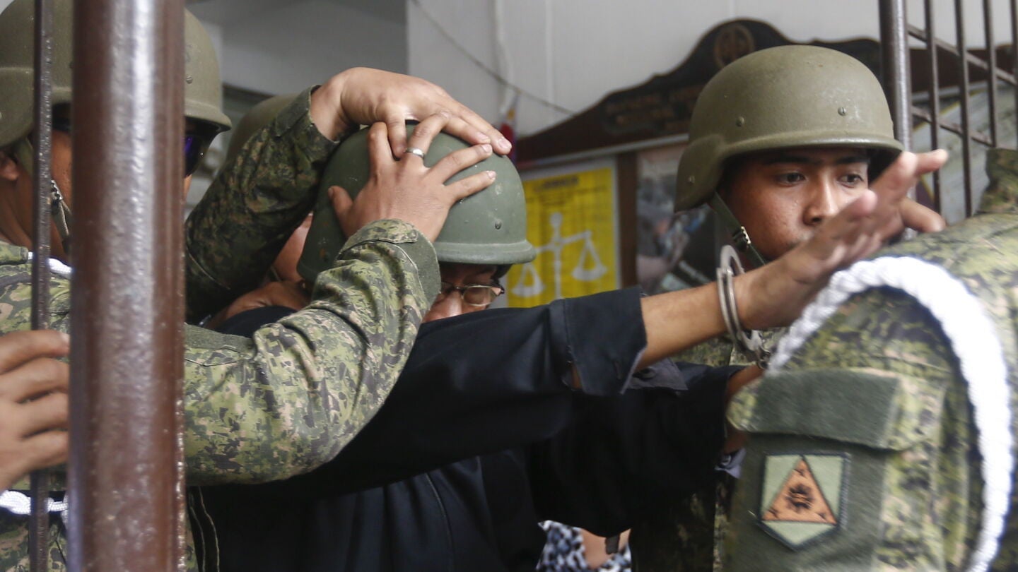El exgeneral filipino Jovito Palparan es conducido al juzgado de Bulacan, al norte de Manila, para escuchar su sentencia.