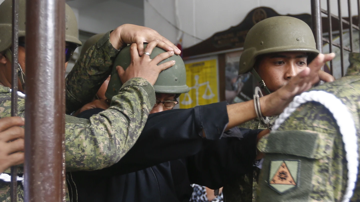 El exgeneral filipino Jovito Palparan es conducido al juzgado de Bulacan, al norte de Manila, para escuchar su sentencia. El exgeneral filipino Jovito Palparan es conducido al juzgado de Bulacan, al norte de Manila, para escuchar su sentencia.