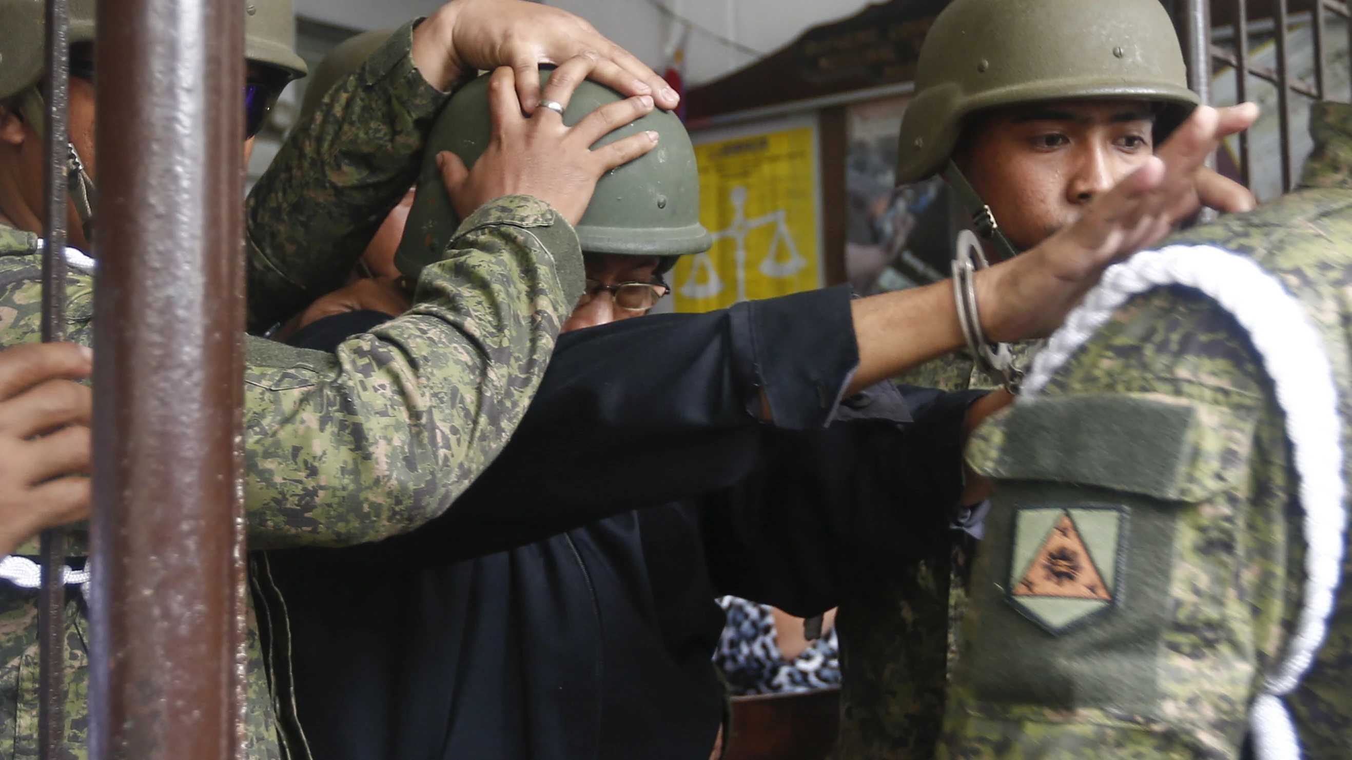 El exgeneral filipino Jovito Palparan es conducido al juzgado de Bulacan, al norte de Manila, para escuchar su sentencia.