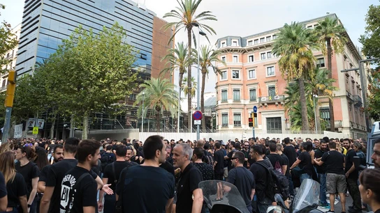 Mossos a las puertas del Departamento de Interior para protestar por la falta de efectivos Mossos a las puertas del Departamento de Interior para protestar por la falta de efectivos