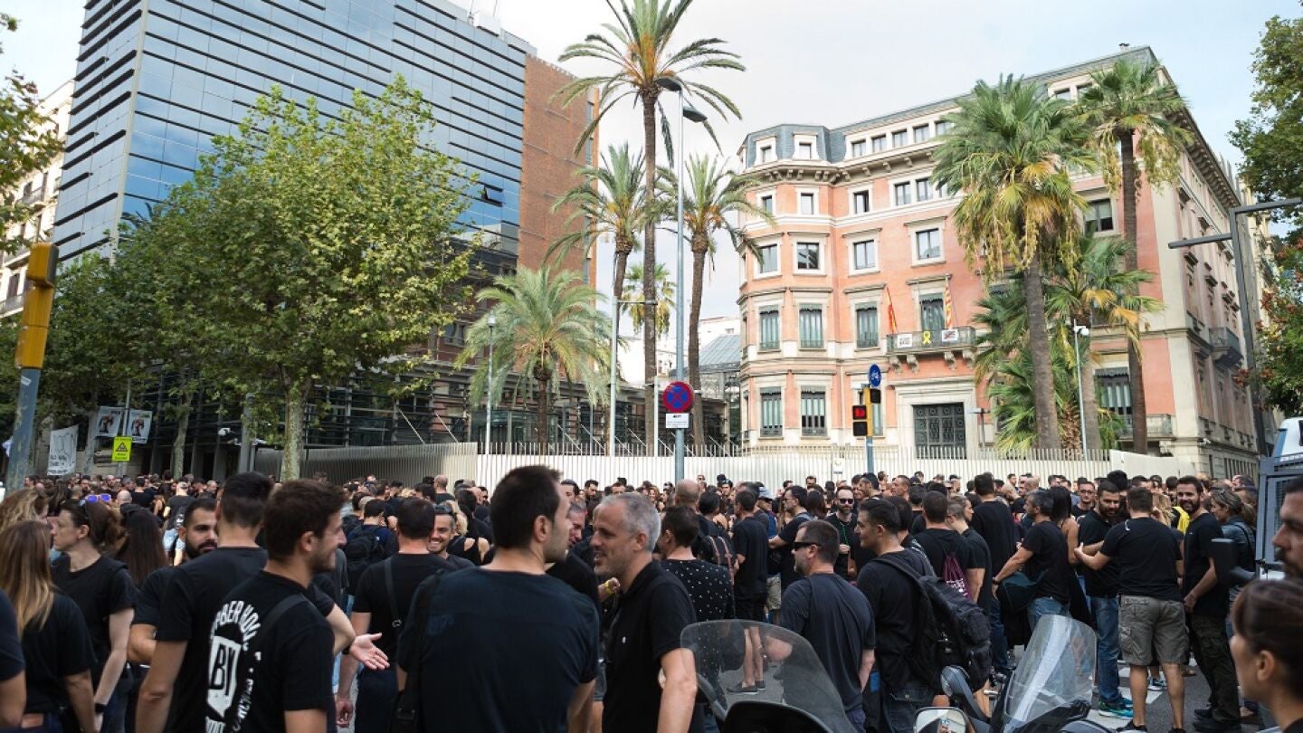 Mossos a las puertas del Departamento de Interior para protestar por la falta de efectivos