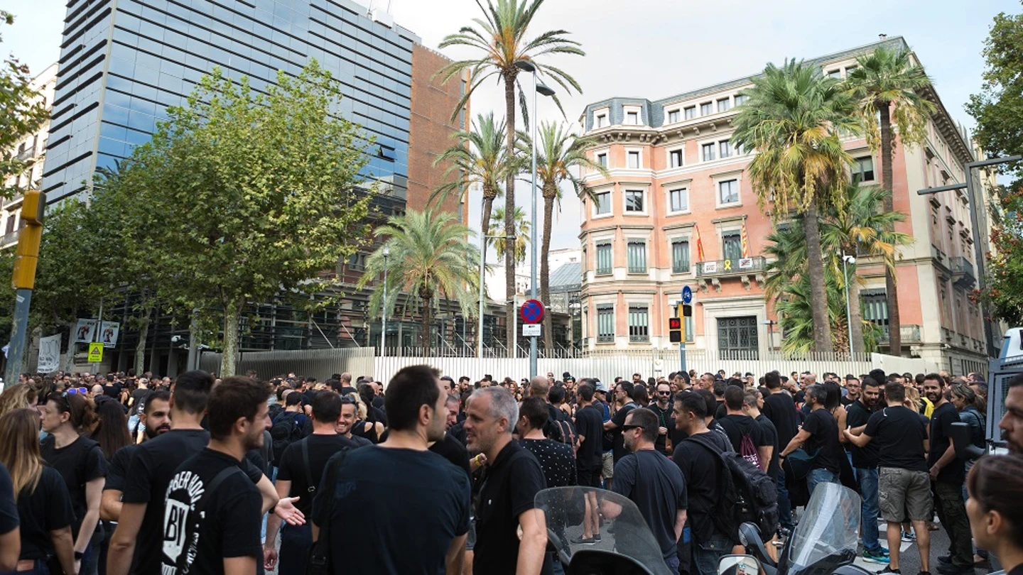 Mossos a las puertas del Departamento de Interior para protestar por la falta de efectivos Mossos a las puertas del Departamento de Interior para protestar por la falta de efectivos