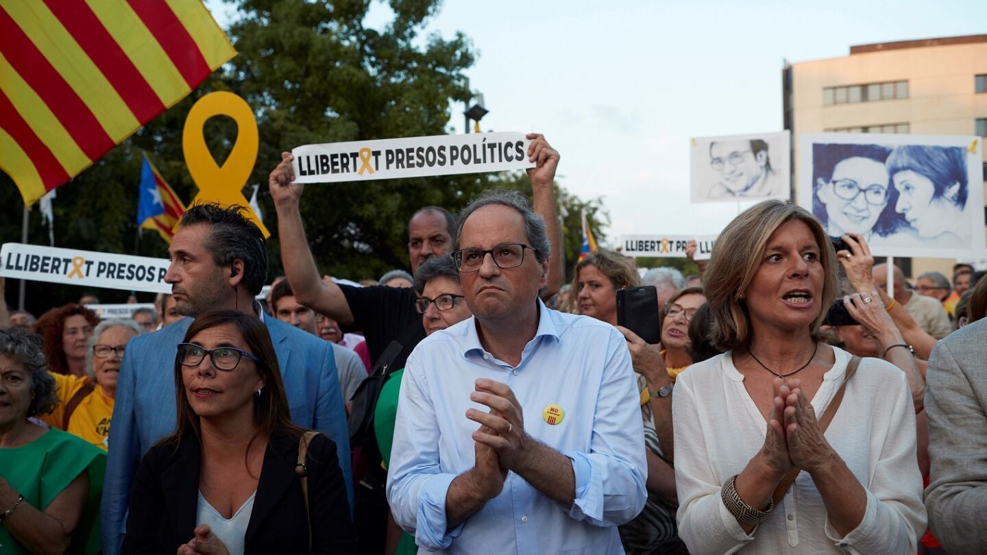 Torra con la alcaldesa de Sant Cugat, Carmela Fortuny, en un acto homenaje a S&agrave;nchez y Cuixart
