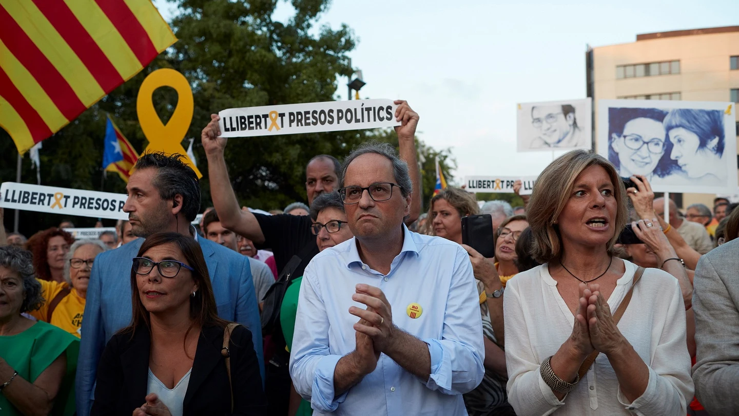 Torra con la alcaldesa de Sant Cugat, Carmela Fortuny, en un acto homenaje a Sànchez y Cuixart Torra con la alcaldesa de Sant Cugat, Carmela Fortuny, en un acto homenaje a Sànchez y Cuixart