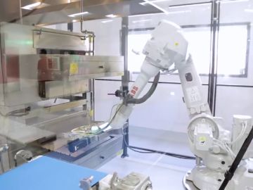 Una máquina robotizada trabajando Una máquina robotizada trabajando