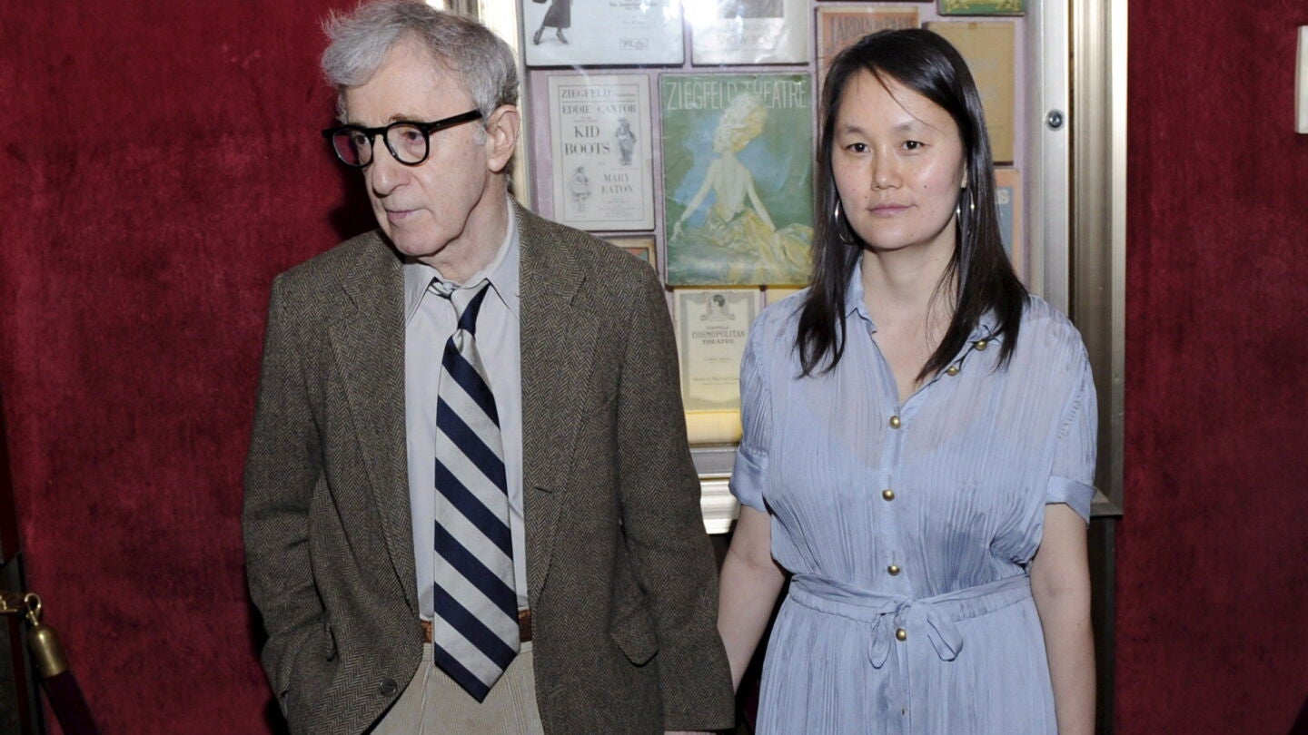En la imagen, el director estadounidense Woody Allen y su esposa Soon-Yi Previn