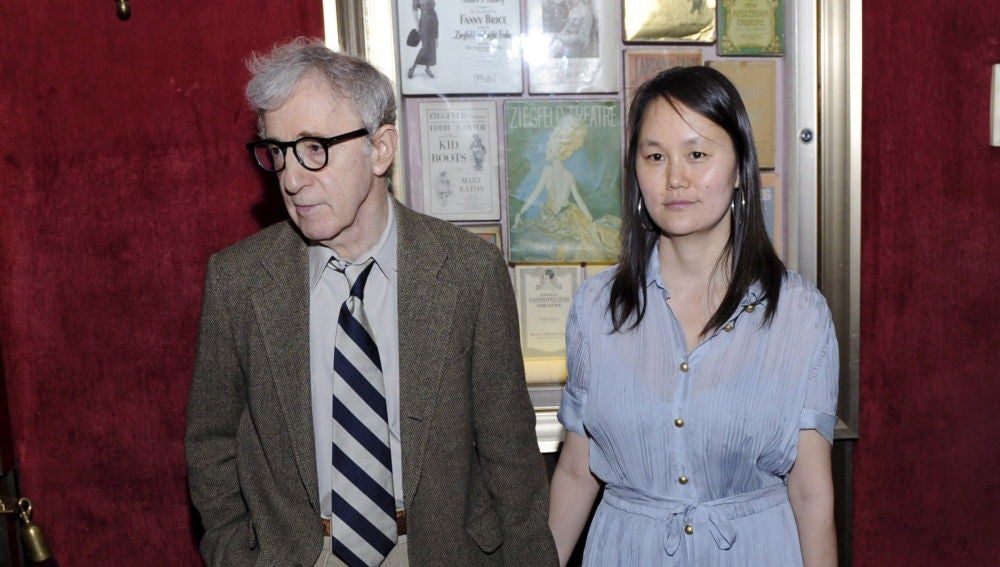 En la imagen, el director estadounidense Woody Allen y su esposa Soon-Yi Previn