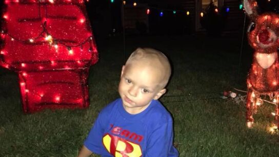 Brody Allen junto a los adornos de Navidad de su casa