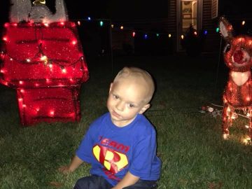 Brody Allen junto a los adornos de Navidad de su casa Brody Allen junto a los adornos de Navidad de su casa