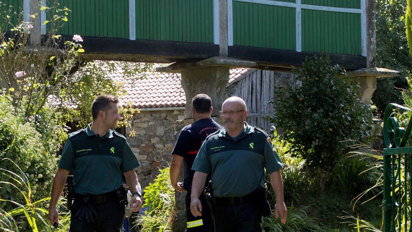 Efectivos de la Guardia Civil en la puerta de la casa de la v&iacute;ctima