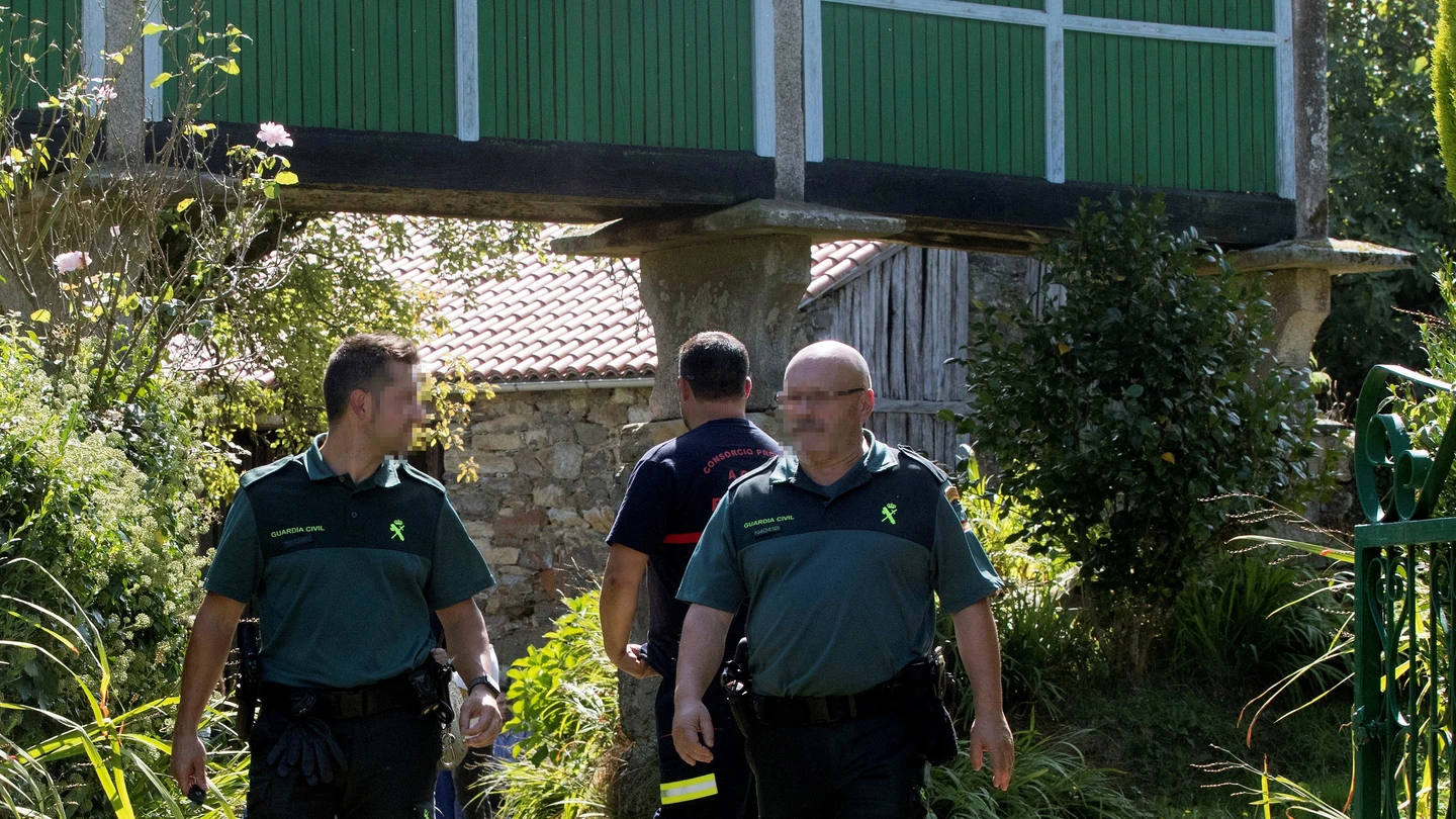 Efectivos de la Guardia Civil en la puerta de la casa de la víctima Efectivos de la Guardia Civil en la puerta de la casa de la víctima