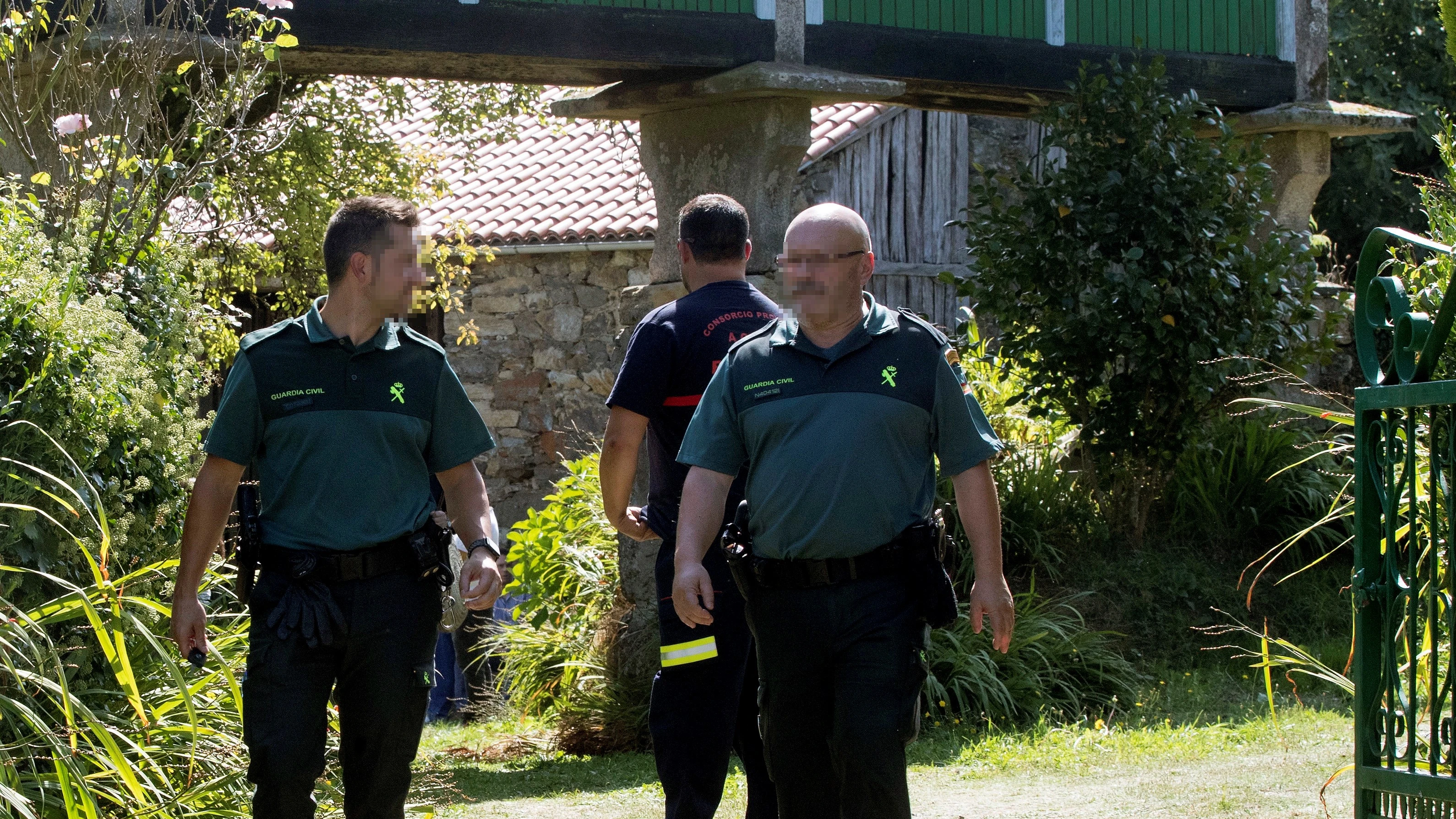 Efectivos de la Guardia Civil en la puerta de la casa de la víctima