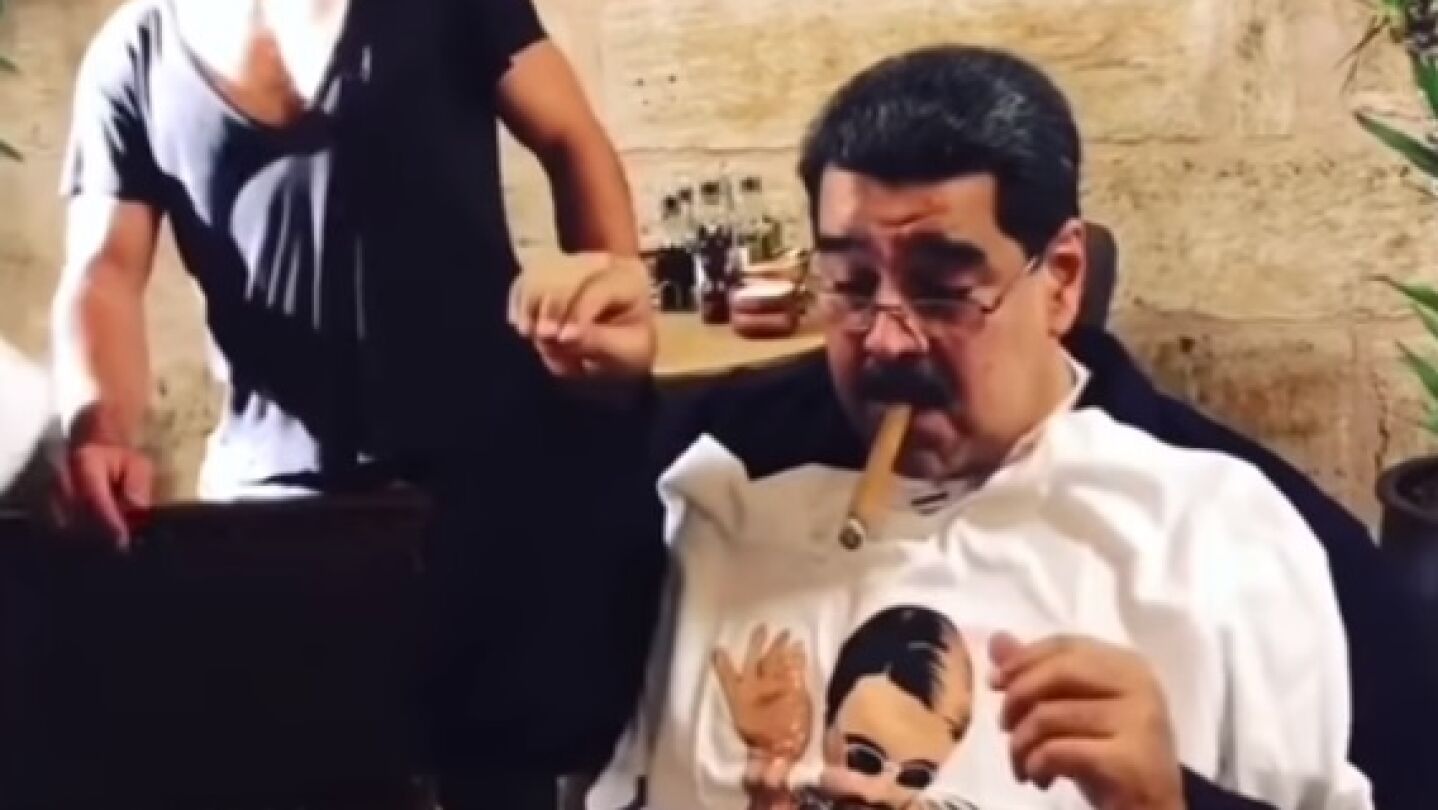 Nicol&aacute;s Maduro en el interior de un restaurante