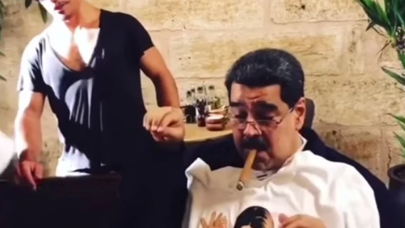 Nicolás Maduro en el interior de un restaurante