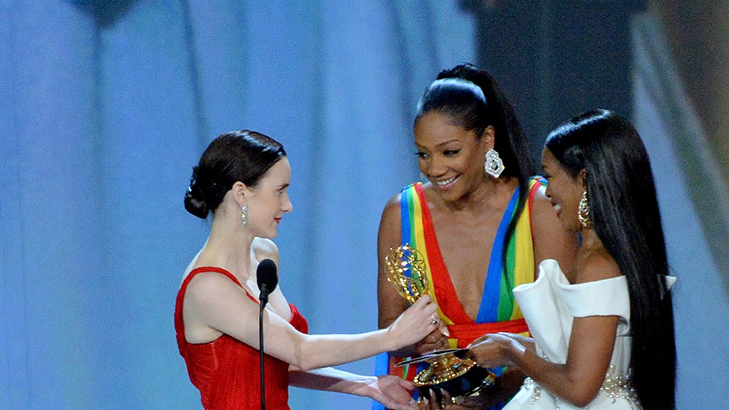 Rachel Brosnahan recibe el galardón de manos de Tiffany Haddish Rachel Brosnahan recibe el galardón de manos de Tiffany Haddish