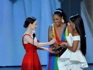 Rachel Brosnahan recibe el galardón de manos de Tiffany Haddish Rachel Brosnahan recibe el galardón de manos de Tiffany Haddish