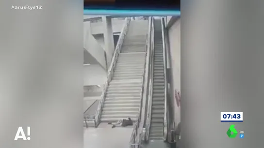 La impactante caída de un joven por las escaleras del metro de Brasil La impactante caída de un joven por las escaleras del metro de Brasil
