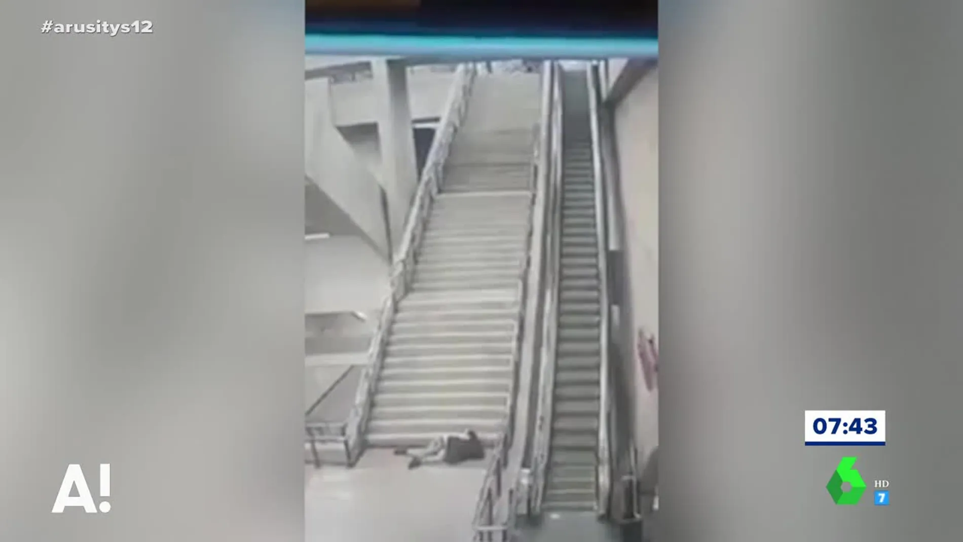 La impactante caída de un joven por las escaleras del metro de Brasil