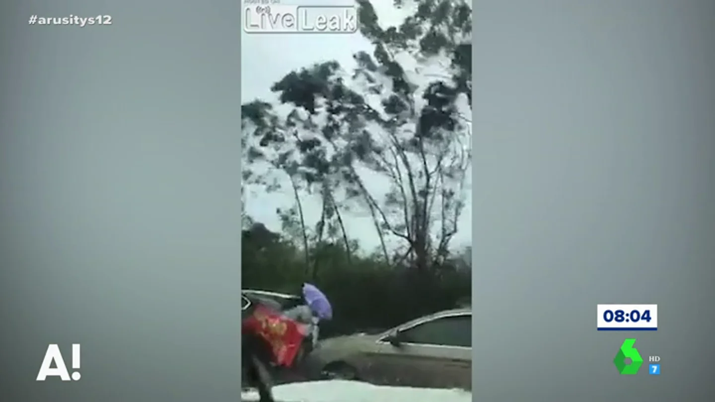 Dos mujeres luchan contra el viento para cruzar una calle en Filipinas Dos mujeres luchan contra el viento para cruzar una calle en Filipinas