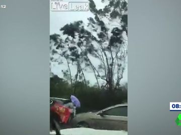 Dos mujeres luchan contra el viento para cruzar una calle en Filipinas Dos mujeres luchan contra el viento para cruzar una calle en Filipinas