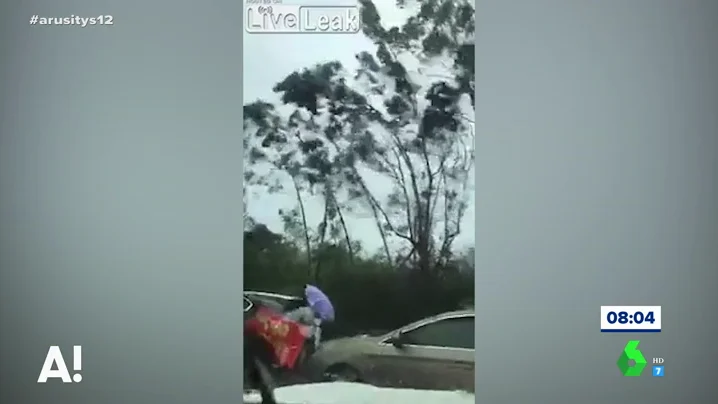 Dos mujeres luchan contra el viento para cruzar una calle en Filipinas