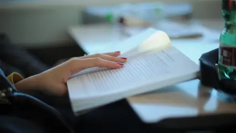 persona leyendo persona leyendo