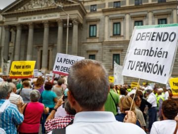 Los pensionistas "rodean" de nuevo el Congreso pese a que el pleno estaba reunido Los pensionistas "rodean" de nuevo el Congreso pese a que el pleno estaba reunido