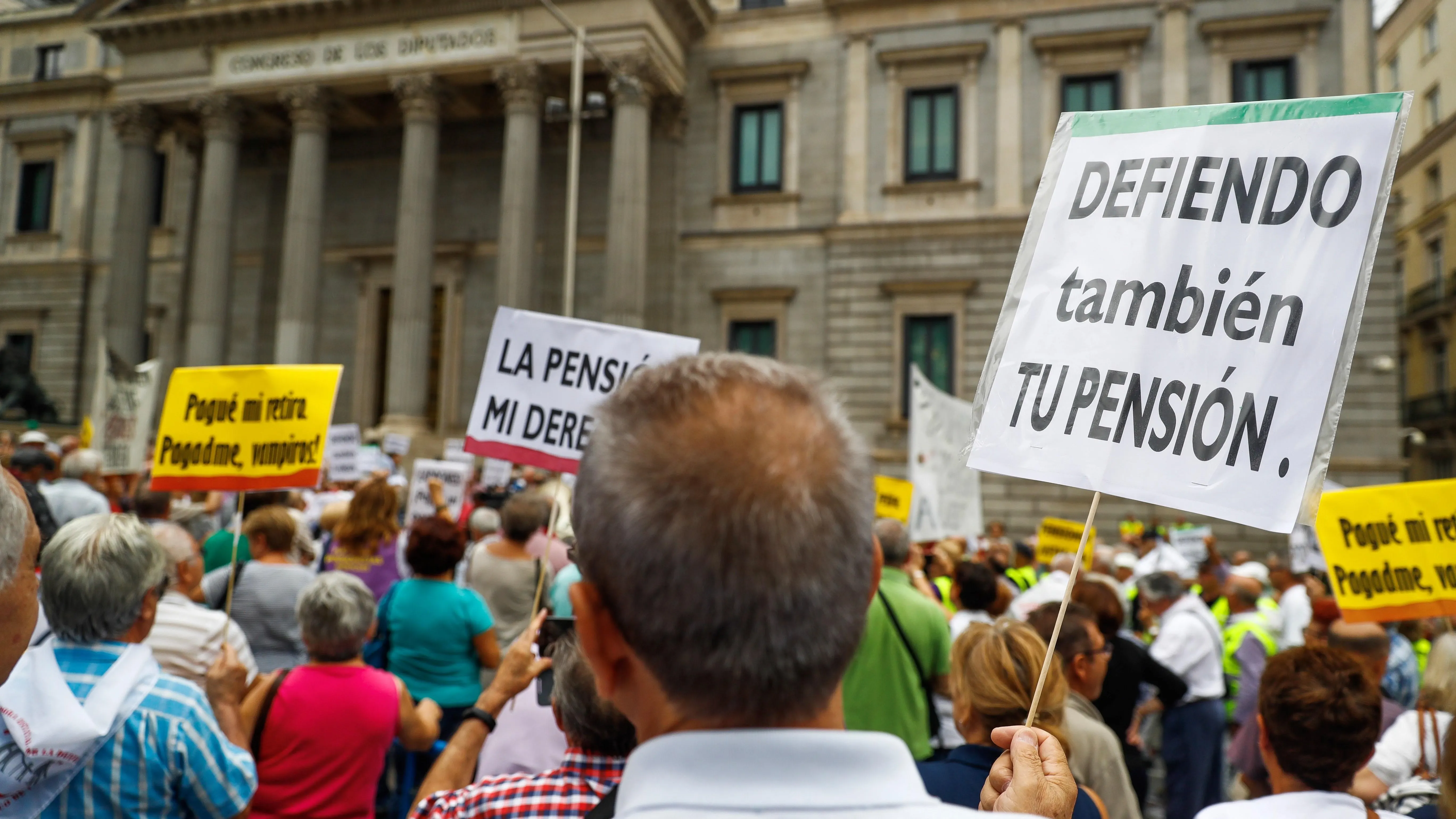 Los pensionistas "rodean" de nuevo el Congreso pese a que el pleno estaba reunido